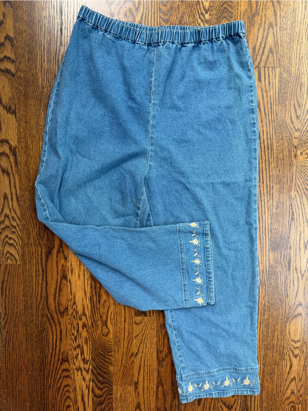 Denim&Co Blue Vintage Cotton Relaxed Capri Jeans with Embroidered Floral Hem